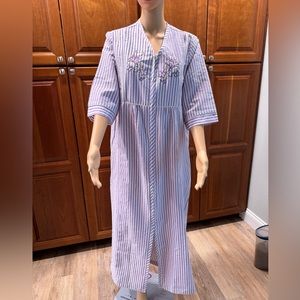 Collections Etc purple and white seersucker robe zipper closure size Small